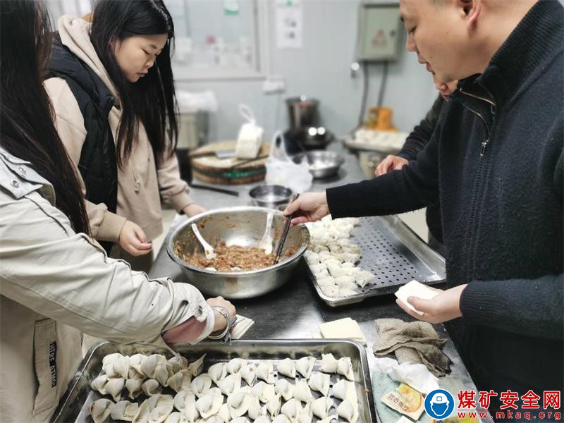 中煤三建建安公司安廈頤景園項目部開展“迎立冬 包餃子”活動