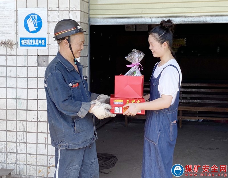 川煤集團(tuán)華榮能源龍灘公司開展“夏日送清涼 感親恩 揚(yáng)美德”慰問活動(dòng)