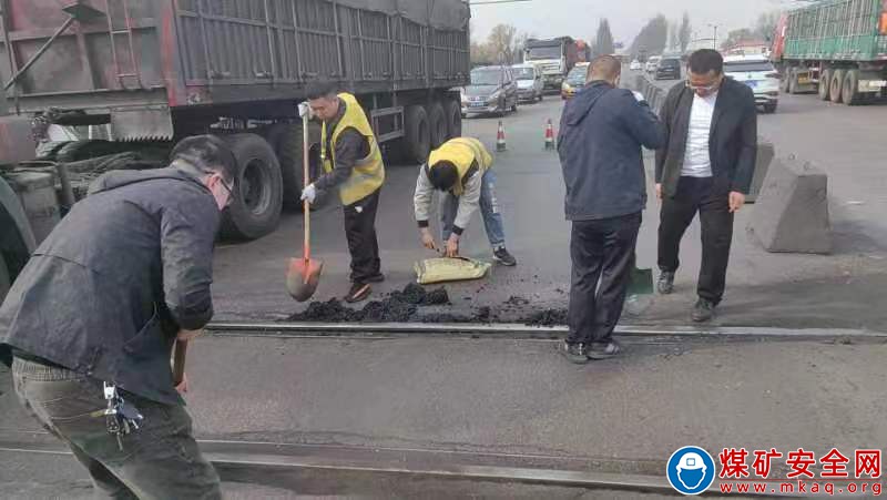 朔州煤電鐵路管理分公司填實(shí)道口“窟窿” 保障平安暢通